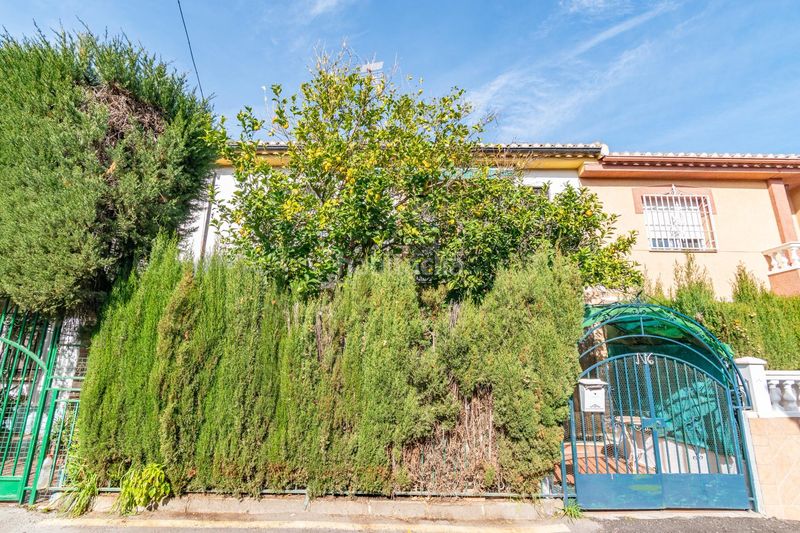 Foto 8f961a7b-a962-4d54-9a1b-17821e3545d7. Casa adossada a Poniente Armilla