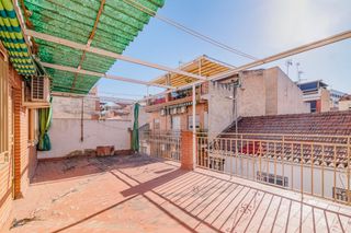 Casa a Barrio de Zaidín. Casa con patio y terraza junto al pts