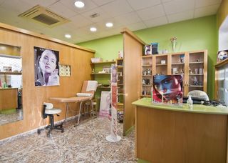 Local Comercial  Calle rafael alberti. Local comercial acondicionado como centro de estética