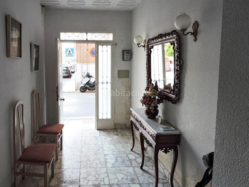 Foto 1265471f-aa02-47e3-bc29-88f8f23c424c. Casa  independiente en esquina con local comercial y negocio en Churriana de la Vega