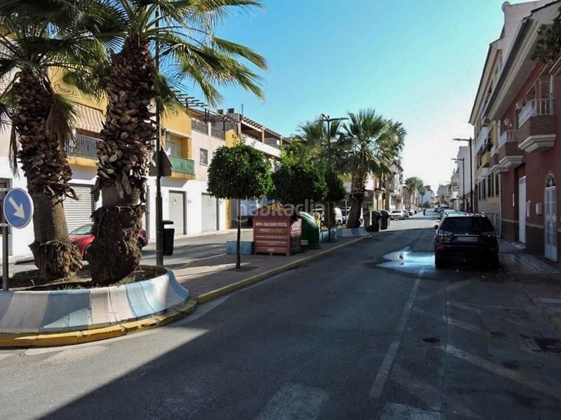 Foto 5c399b02-ee42-47d6-89c2-b09fea83955e. Casa  independiente en esquina con local comercial y negocio en Churriana de la Vega