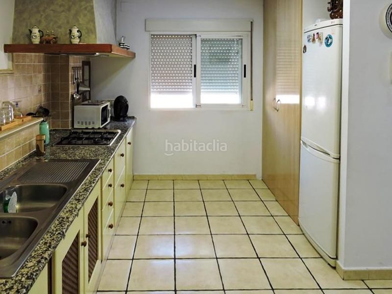 Foto af2fd4db-c479-48f6-8665-ac7228ebf11e. Casa  independiente en esquina con local comercial y negocio en Churriana de la Vega