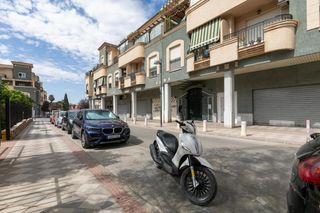 Local commercial à Calle de comares 34. Oportunidad en atarfe, local de origen de 222m2
