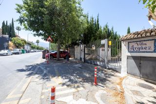 Casa adossada a Carretera de huetor vega. Casa adosada con piscina privada, jardín y sótano con chimenea a