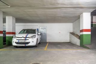 Aparcament cotxe a Calle muladíes 2. Se vende plaza de garaje en parque lagos cerca de carrefour