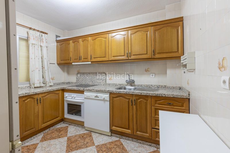 Foto b13b3f00-1eb9-42d2-90f7-b2d477e377bf. Casa adossada amb calefacció aparcament a Maracena