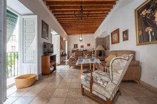 Casa  Calle fuente nueva. Casa de 555 m2 con 3 plantas y 2 locales comerciales junto al ay