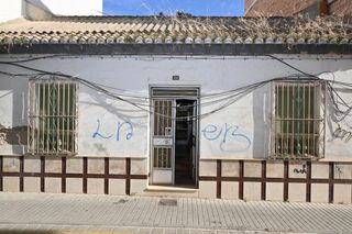 Casa adosada  Calle rojano. Casa  en maracena para reformar o para derribar de 175 metros de