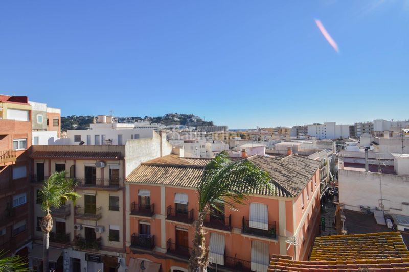 Foto c867f9dd-a181-4b06-a042-4e413ad6e42f. Edifici a Almuñecar centro Almuñécar