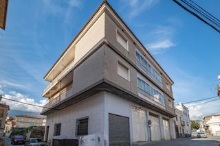 Pis  Calle calle lora tamayo 11-13. Tres amplios pisos,local comercial , garajes y gran solar, en en