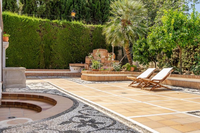 Foto 1b6477f2-61fc-4f8e-b127-0ec674f1d999. Chalet  exclusivo en una sola planta en el centro de la zubia 5 dormitorios, piscina y garaje en Zubia (La)