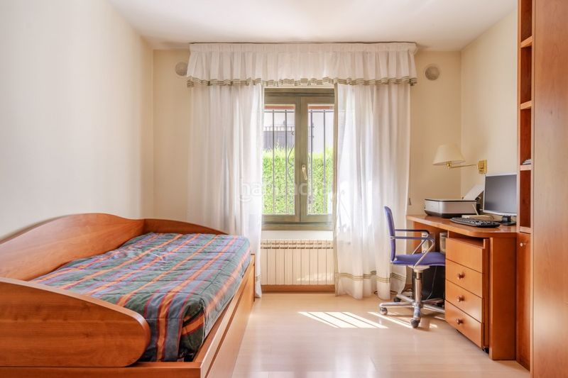 Foto 409db88e-cd2c-45de-ab46-e90e042cd500. Chalet  exclusivo en una sola planta en el centro de la zubia 5 dormitorios, piscina y garaje en Zubia (La)