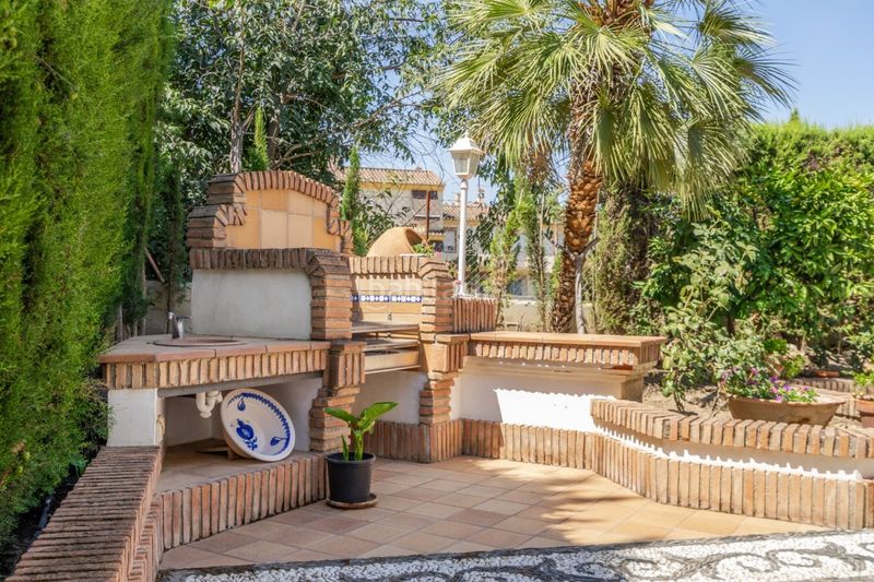 Foto 7558c8c6-4ca2-4610-a734-d4e273144de9. Chalet  exclusivo en una sola planta en el centro de la zubia 5 dormitorios, piscina y garaje en Zubia (La)