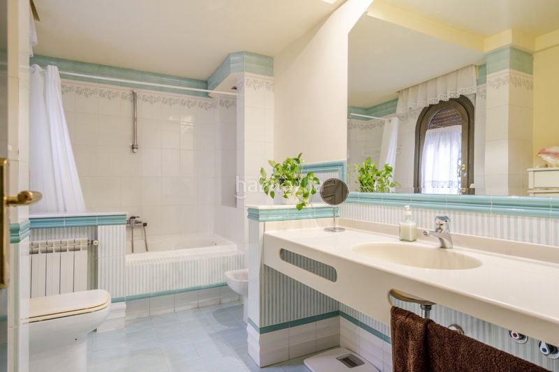 Foto 83121e6a-4d9d-4d05-8d0d-e20afcb84ce7. Chalet  exclusivo en una sola planta en el centro de la zubia 5 dormitorios, piscina y garaje en Zubia (La)