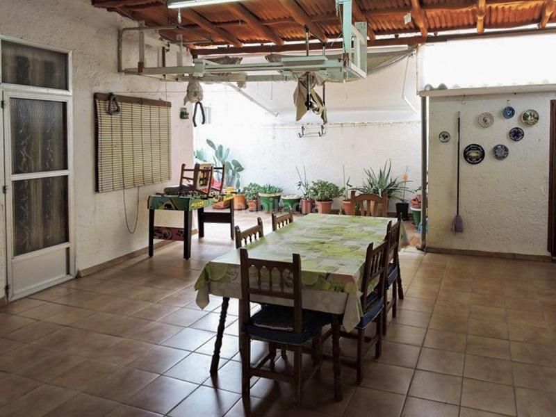 Foto 9b067bdb-065c-4807-8bd3-710412fe3267. Casa  independiente en esquina con local comercial y negocio en Churriana de la Vega