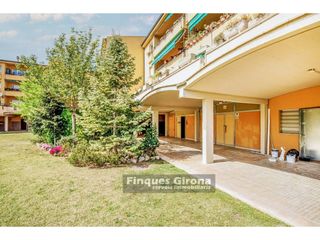 Etagenwohnung  Calle francesc mateu. 2 locales en bruto para hacer vivienda en montjuic girona