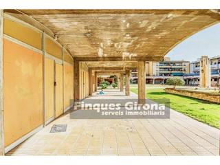 Pis  Francesc mateu. Local para convertir en vivienda en montjuic de girona