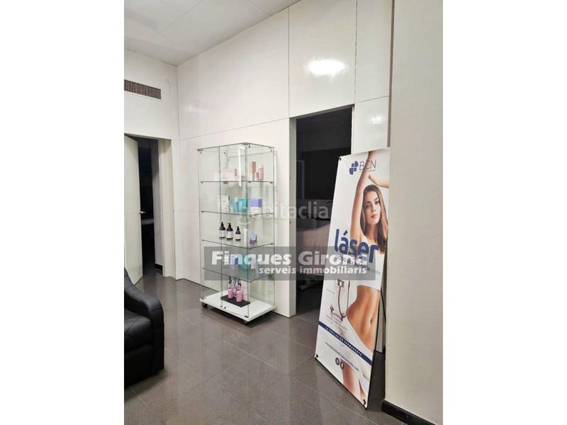 Foto 2595d721-639b-4a32-9a6b-a2080457a32b. Traspaso local comercial peluquería en traspaso cerca de plaza cataluña en Girona