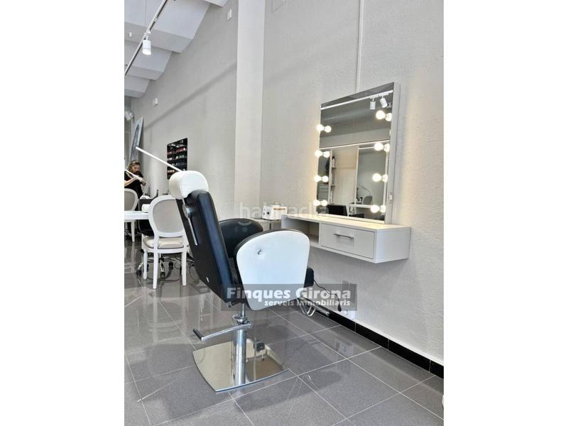 Foto 42004b3c-4f0e-46e3-ad3c-88966a284eda. Traspaso local comercial peluquería en traspaso cerca de plaza cataluña en Girona