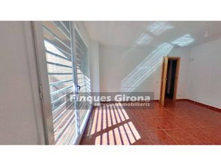 Pis  Calle empúries. Piso en venta en sant narcis alquilado