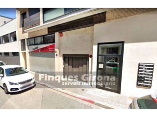Aparcament cotxe  Calle sant isidre. Se ven plaza de aparcamiento en girona eixample sur