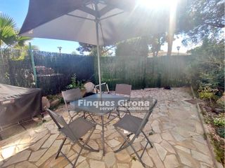 Etagenwohnung  Calle camèlies. Planta baja con terraza en els pins, platja darocastell daro