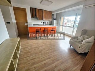 Flat  Calle garbí. Apartamento de 1 dormitorio en el vecindario de salt