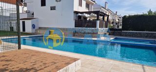 Casa in Moguer. Vivienda amplia y luminosa con patio y piscina comunitaria