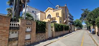 Casa  Carrer de lluís de requesens. Espectacular villa modernista con jardín y piscina primera línea