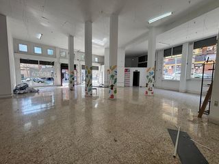 Lloguer Local Comercial  De la roureda. Local en alquiler 300m2 av roureda  viladecans