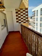 Alquiler Piso en Calle poeta durban 50. Piso de 3 dormitorios con terraza muy luminoso.