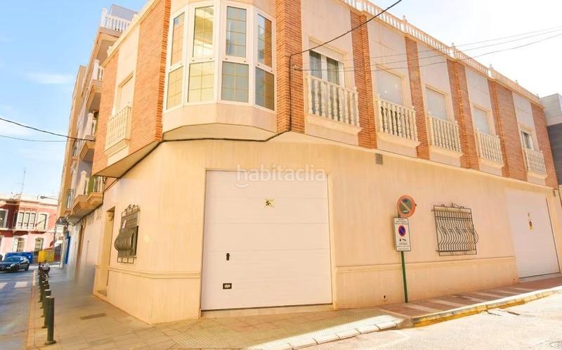 Foto f9665f39-8649-45cc-8d25-65eab5cc4a94. Maison avec parking dans Adra