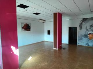 Lloguer Local Comercial a Adra. Se alquila local comercial arreglado en paseo marítimo de adra