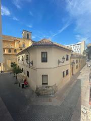 Casa a Centro. Espectacular casa con ascensor junto al boulevard gran capitan