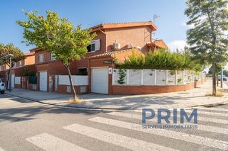 Casa a Calle josep ribera i sans 31. Exclusiva casa esquinera en venta en el parc del lledoner de reu