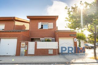 Maison à Calle josep ribera i sans 31. Exclusiva casa esquinera en venta en el parc del lledoner de reu