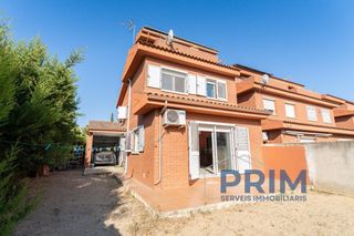 Casa en Calle josep ribera i sans 31. Exclusiva casa esquinera en venta en el parc del lledoner de reu