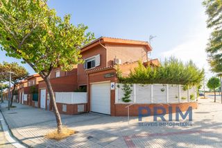 Casa  Calle josep ribera i sans 31. Exclusiva casa esquinera en venta en el parc del lledoner de reu