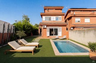 Maison à Calle josep ribera i sans 31. Exclusiva casa esquinera en venta en el parc del lledoner de reu