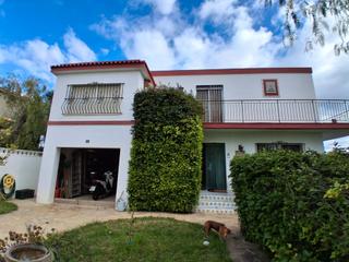 Chalet in Cala Puntal. Chalet en dos sola planta