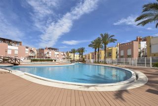 Apartamento en Las Marinas - Pueblo Laguna. Apartamento amueblado con parking, piscina y aire acondicionado