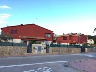 Maison jumelée  De la font dels canyers. Casa pareada con jardín, piscina comunitaria y garaje cerrado.