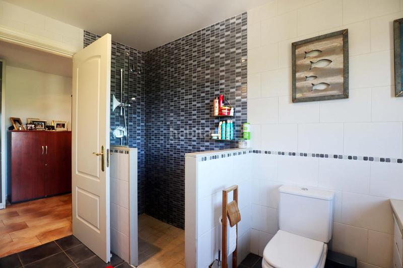 Foto d78a96d4-d554-4255-a2f4-fde9820f78e0. Chalet  familiar en zona tranquila, cerca del centro urbano. en Vall-llobrega