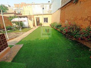 Casa adossada  De la caritat. De cuatro habitaciones con jardín