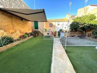 Casa adossada  De la caritat. De cuatro habitaciones con jardín