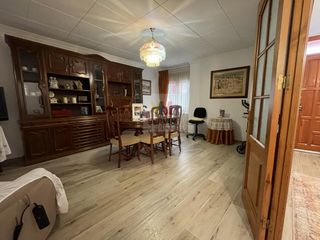 Casa adossada  De la caritat. De cuatro habitaciones con jardín