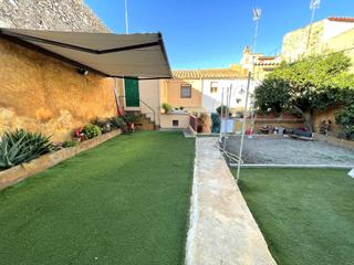 Casa adossada a Centre. De cuatro habitaciones, dos almacenes y dos baños.