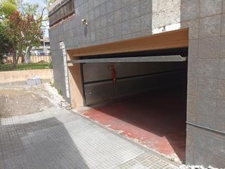 Aparcament cotxe a Poble. Plaza de aparcamiento para moto en centro calonge