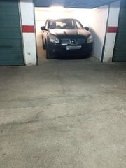 Autoparkplatz in De la font 2. Box con electricidad en su interior, puerta manual y en buen est
