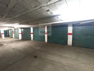 Car parking in De la font 2. Box con electricidad en su interior, puerta manual y en buen est